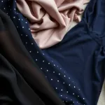 Jakie rajstopy do granatowej sukienki? Oto najlepsze propozycje!